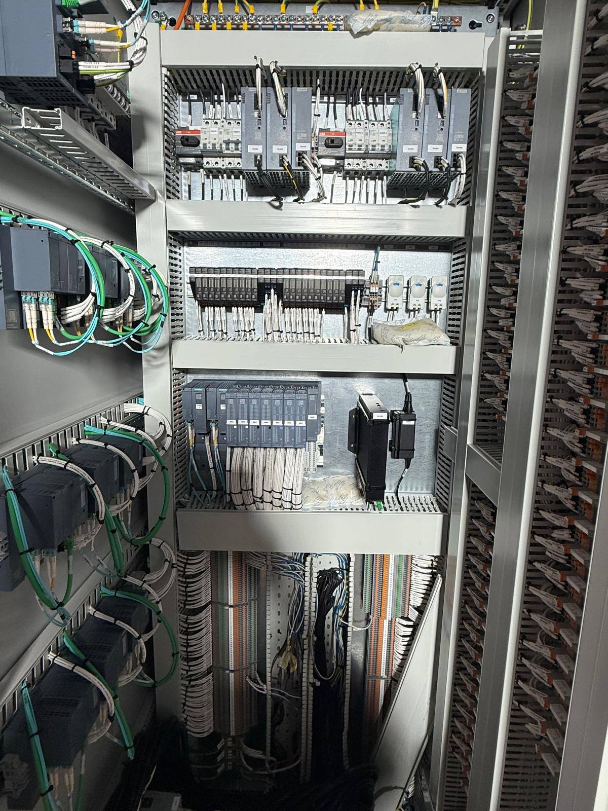 Control cabinet with 24 V DC power supplies, electronic circuit breakers, ET 200SP HA I/O and terminal blocks