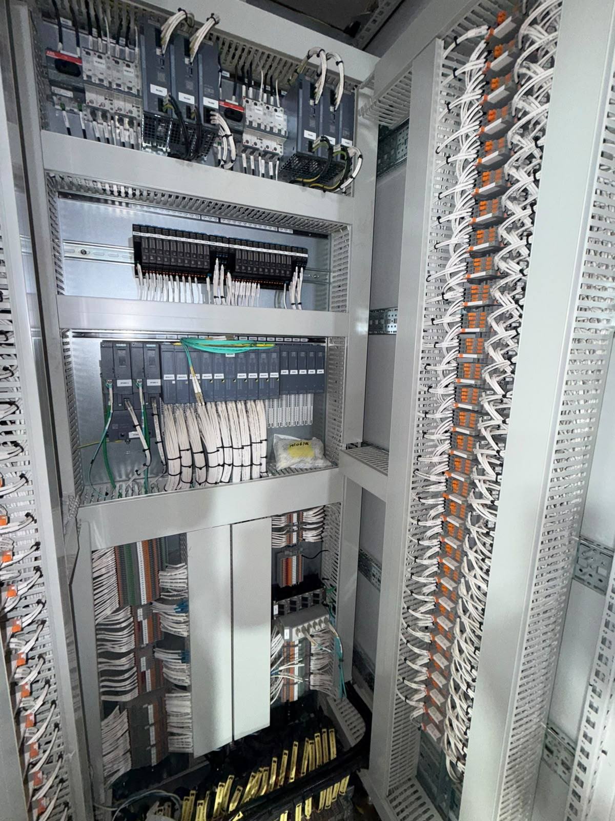 Control cabinet with Siemens ET 200SP HA redundant I/O, fibre links and a column of interface relays